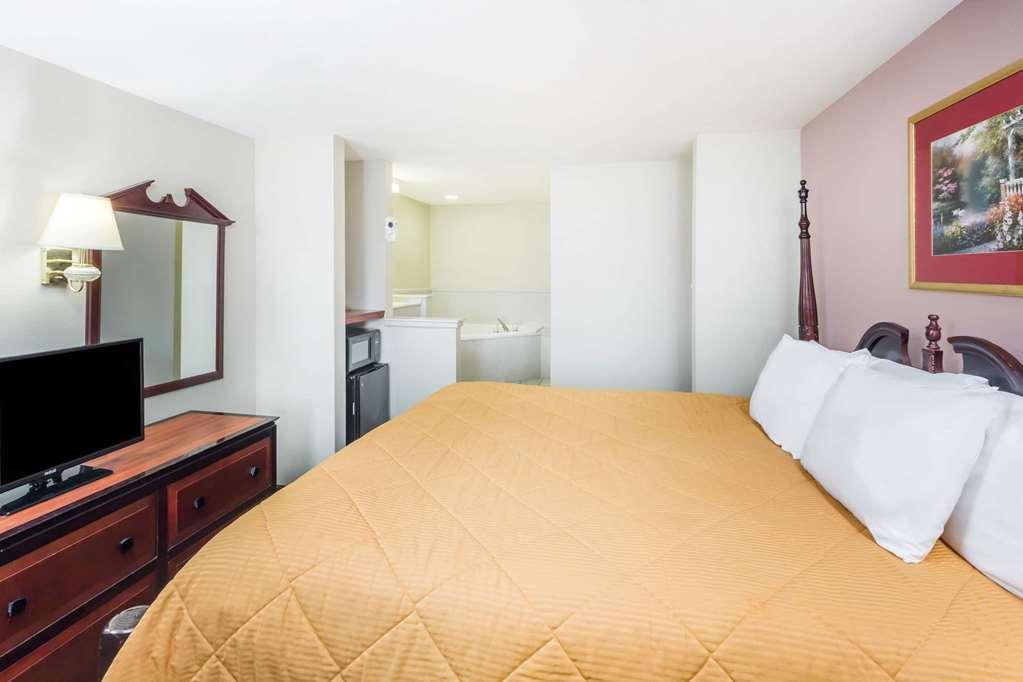 Baymont By Wyndham Biloxi - Ocean Springs Motel Room photo